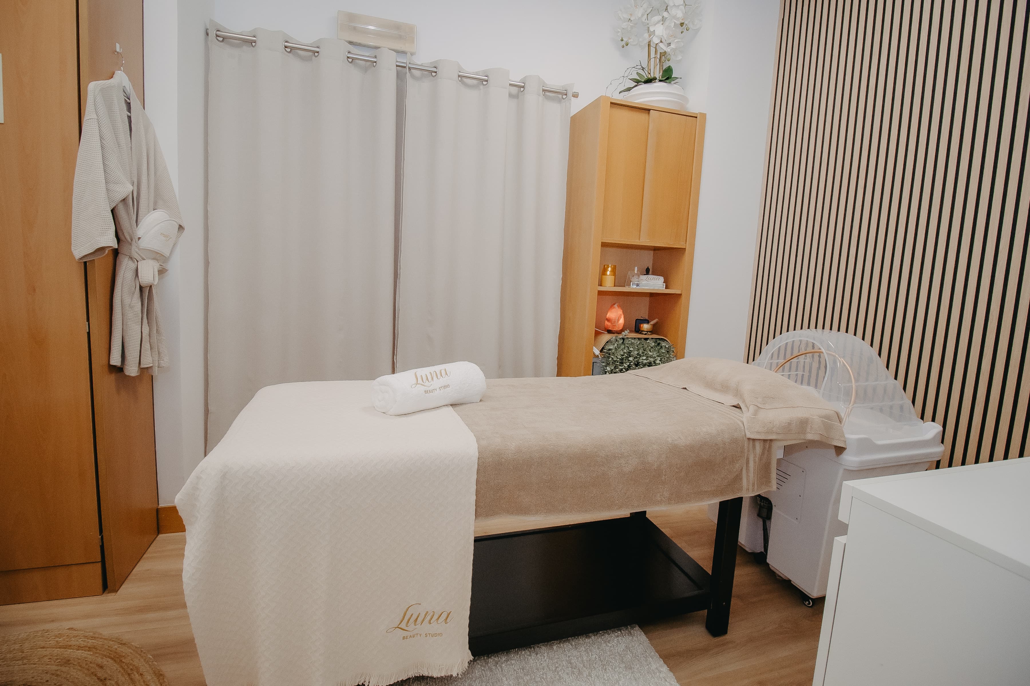 Sala de estética com marquesa