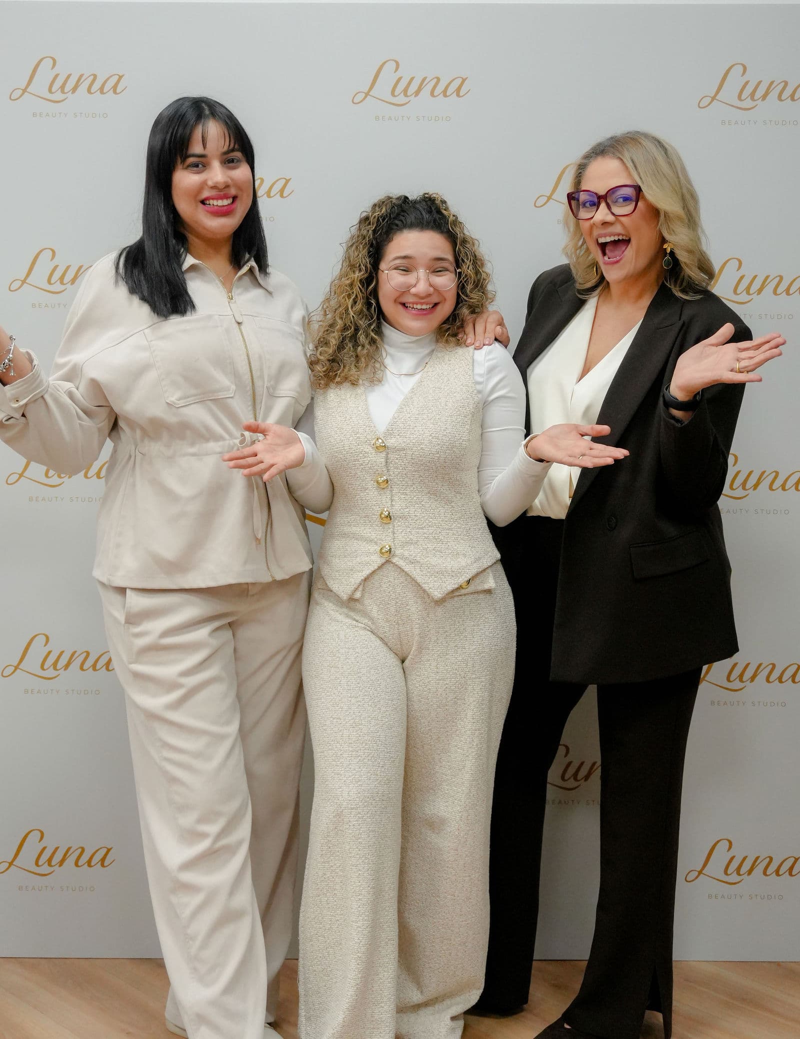 Equipa Luna Beauty Studio em frente ao painel do salão